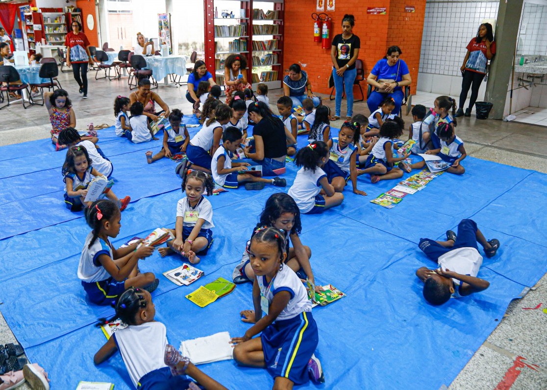 Criança lendo Maranhão vivendo